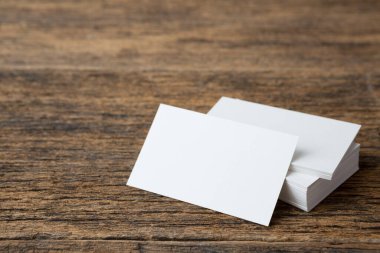 Tahta arkaplanda kartvizit yığını ve boşluk kopyala