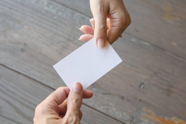 Ahşap bir arka planda el ele tutuşma kartı