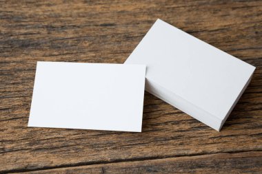 Tahta arkaplanda kartvizit yığını ve boşluk kopyala