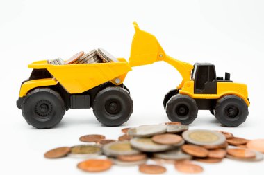 Model yükleyici, çöp kamyonu, para tasarrufu kavramı için para yığınları