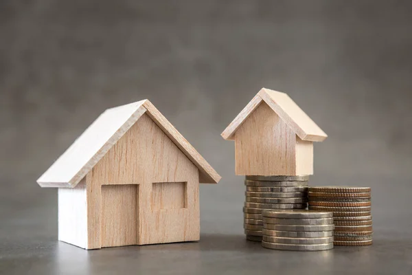 Model ev, tavan arası duvarlarında güneş ışığı olan madeni paralar ve tasarruf kavramı için kopyalama alanı