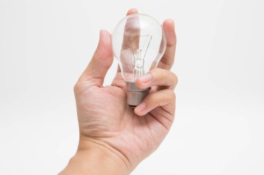 Beyaz arkaplanda bir tungsten ampulü tutan el.