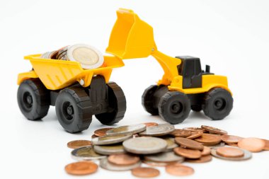 Model yükleyici, çöp kamyonu, para tasarrufu kavramı için para yığınları