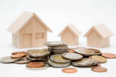 Model ev, para biriktirme kavramı için para yığınları beyaz arkaplan