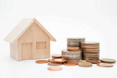 Model ev, para biriktirme kavramı için para yığınları beyaz arkaplan