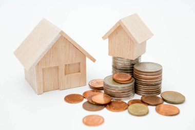 Model ev, para biriktirme kavramı için para yığınları beyaz arkaplan