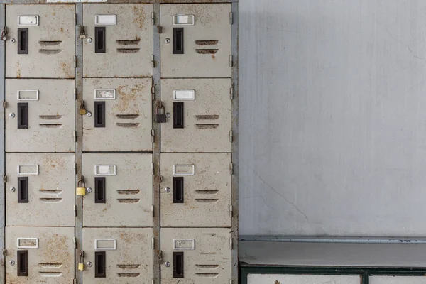 Eski dolap ve asma kilit dokusu arkaplanı ve kopyalama alanı deseni