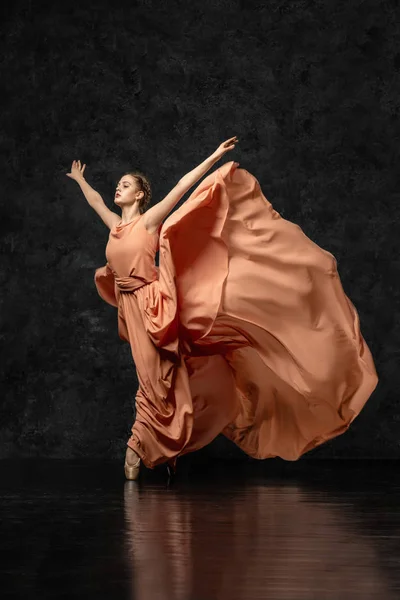 Baletka Mladá Tanečnice Oblečená Dlouhých Broskvových Šatech Zvedla Okraj Šatů — Stock fotografie