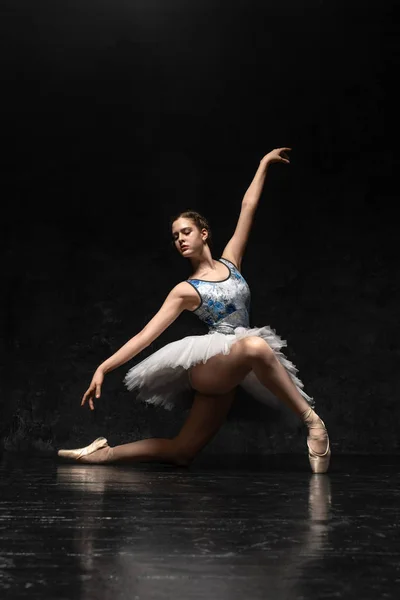 Baletka Mladá Půvabná Baletka Oblečená Profesionální Oděv Špičkové Boty Stuhami — Stock fotografie
