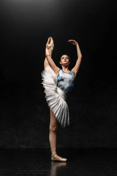 Baletka Mladá Půvabná Baletka Oblečená Profesionální Oděv Špičkové Boty Stuhami — Stock fotografie