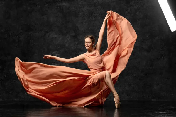 Ballerina Ung Balettdansare Klädd Lång Persika Klänning Pointe Skor Med — Stockfoto