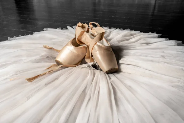 Sapatos Pontiagudos Sapatos Pêssego Sapatos Ballet Com Fitas Tutu Branco — Fotografia de Stock