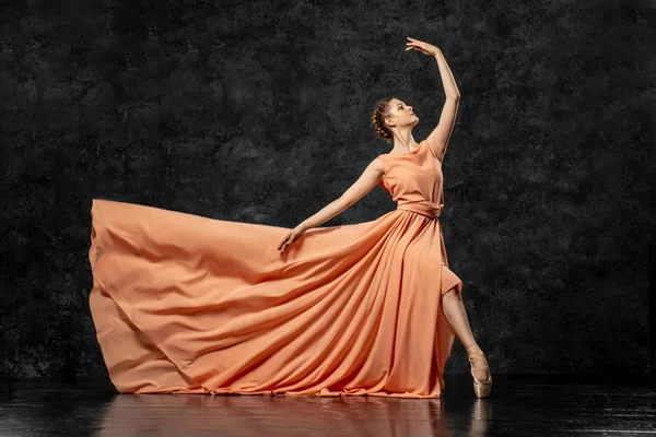 Ballerina Een Jonge Danseres Gekleed Een Lange Perzik Jurk Pointe — Stockfoto