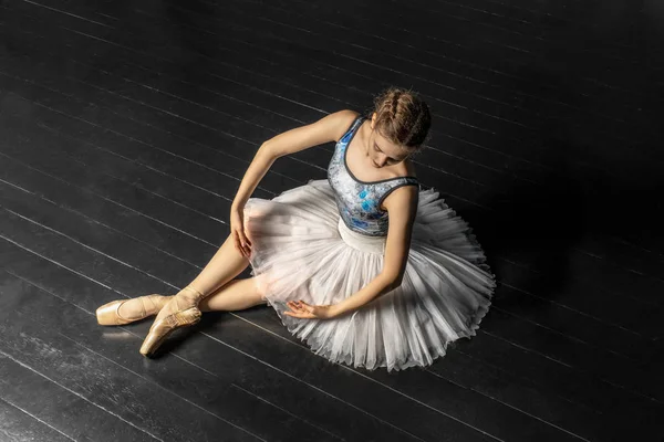Baletka Mladá Půvabná Baletka Oblečená Profesionálním Oděvu Špičkové Boty Stuhami — Stock fotografie