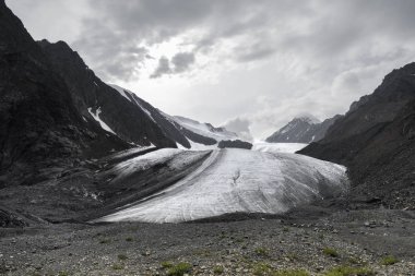 Aktru tepesine giden yolda dağlarda görkemli soğuk buzul. Altay Dağları'nın karla kaplı taş yamaçları. Doğanın bozulmamış güzelliği. Sibirya. Rusya.