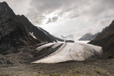 Aktru tepesine giden yolda dağlarda görkemli soğuk buzul. Altay Dağları'nın karla kaplı taş yamaçları. Doğanın bozulmamış güzelliği. Sibirya. Rusya.