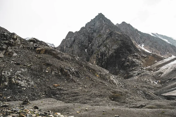 Yüksek karlı dağ yamaçları. Birçok küçük taştan oluşan bir set. Tırmanması zor güzel manzarası, Altay arazi doğası ile turistik bir gezi keskin dağlar. Aktru Buzulu.