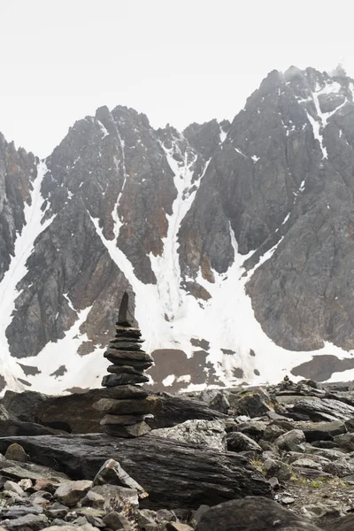 阿尔泰山 凯恩在一座大山的山顶上 雾云中的山峰 穿过阿尔泰大地大自然的旅游之旅中 欣赏高雪覆盖的山脉和冰川的美丽景色 — 图库照片