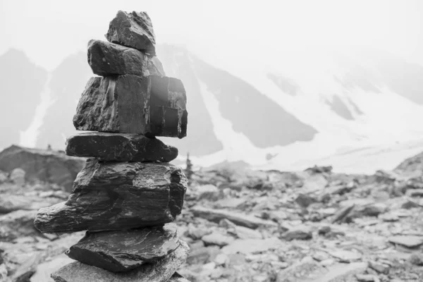 阿尔泰山 凯恩在大阿克特鲁山的山顶上 在阿尔泰陆地的自然之旅中 欣赏高雪覆盖的山脉和冰川的美丽景色 黑白照片 — 图库照片