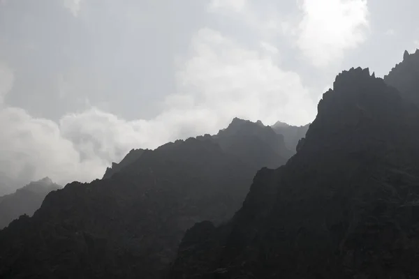 阿尔泰山 雾云中的山峰 阳光透过云层 通过阿尔泰山土地的自然旅游中高而尖山的美丽景色 — 图库照片