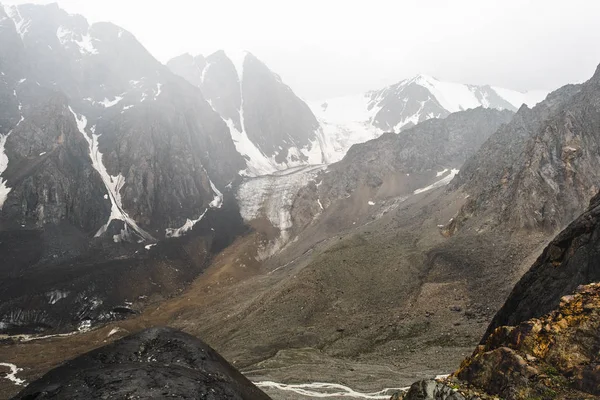 从高山顶部欣赏冰川 在山脚上 融水沿着弯曲的河床流淌 雪尖山脉山峰的迷人景色 原始的自然 — 图库照片