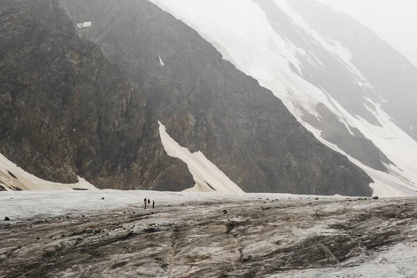 在冰川上的山脚下 有白蚁 阿勒泰雪山的美丽自然 小人物阿克特鲁冰川阿尔泰山 西伯利亚 俄罗斯 — 图库照片