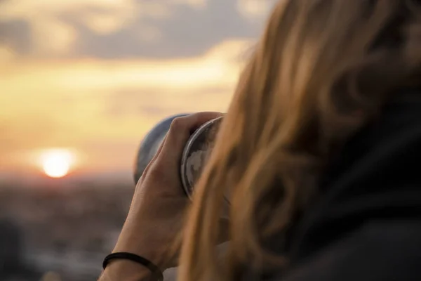 Muž Dívá Dalekohledem Blonďák Drží Ruce Dalekohled Ovládaný Mincemi Západ — Stock fotografie