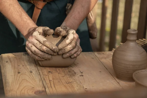 Reconstructie Van Oude Ambachten Artisan Perst Klei Aardewerk Maken Hij — Stockfoto