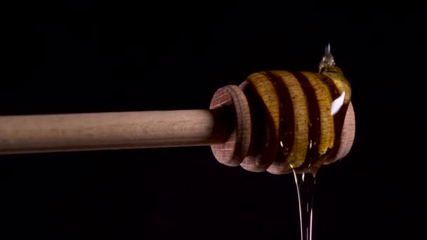 Med nalil lžíci medové lžičky. Velmi krásné video
