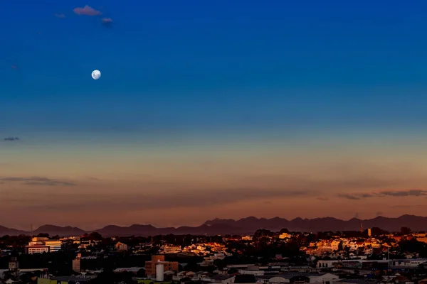 Luna sobre la ciudad — Foto de Stock