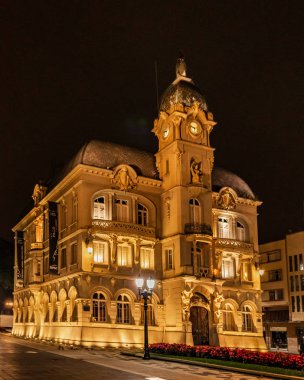 Nokturnal aydınlatmalı antik binalar