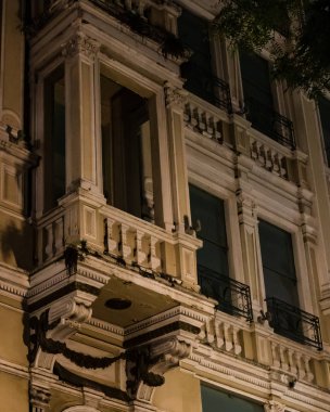 Nokturnal aydınlatmalı antik binalar