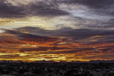 Altın bir gündoğumu ile Cityscape