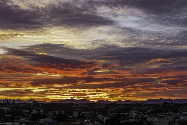 Paesaggio urbano con un'alba dorata — Foto Stock