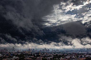 Şehir üzerinde yağmur dan sonra Fırtınalı bulutlar