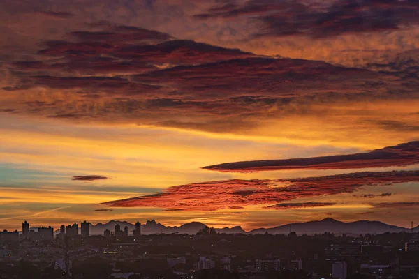 Ein Goldener Orangefarbener Sonnenaufgang Über Der Stadt — Stockfoto