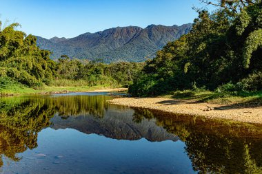Yağmur ormanlarındaki nehir bir dağ sırasına kadar uzanıyor.