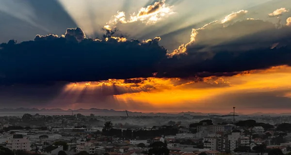 Sole Del Mattino Che Lotta Contro Foschia Nuvole — Foto Stock