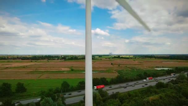 Almanya Daki Otoban Üzerinde Yel Değirmeni — Stok video