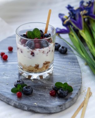 kurabiye ve çilek ile bir bardak su samuru peynir tatlı