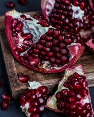 Ahşap bir tahta üzerinde nar parçaları yakın