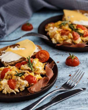 Cheesecakes ve bir fincan çay ile plaka yakın