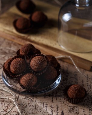 Kakao tozu ile yuvarlak çikolata şekerler