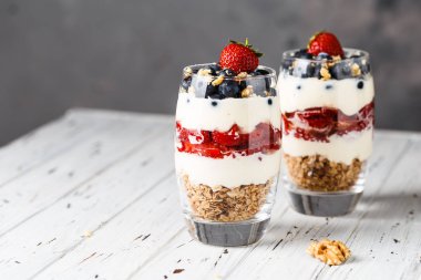 Granola, mascarpone krema, çilek, yaban mersini ve ceviz ile puf cam tatlı iki adet