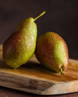 Yakın çekim ot iki kırmızı yeşil armut