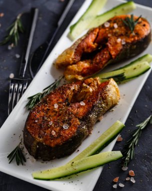 Salatalık ile Somon pişmiş biftek