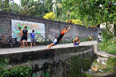 Yogyakarta, Endonezya - 28 Mayıs 2020: Çocuklar çok eğlenceli bir nehirde su oynayıp yüzüyorlar