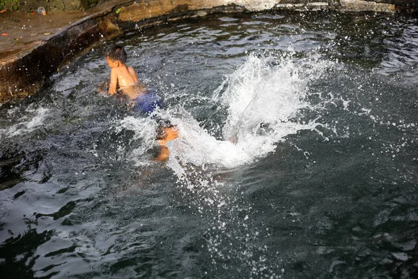 Yogyakarta Indonésie Května 2020 Děti Hrají Vodu Plavou Řece Velkou — Stock fotografie