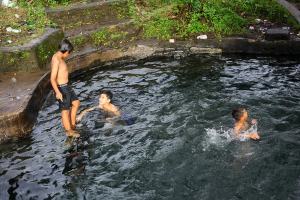 Yogyakarta Indonésie Května 2020 Děti Hrají Vodu Plavou Řece Velkou — Stock fotografie