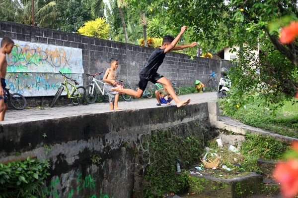 インドネシアのジョグジャカルタ 2020年5月28日 子供たちは水を遊び 楽しい川で泳ぐ — ストック写真